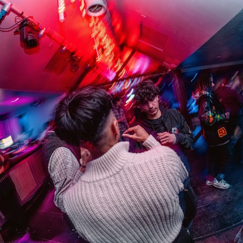 Venda Procuramos casas para actuar em Karaoke