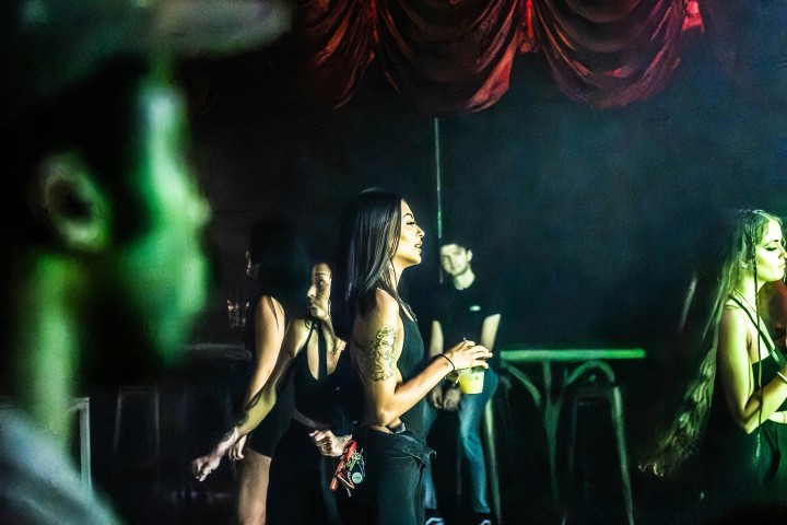 Venda Procuramos casas para actuar em Karaoke