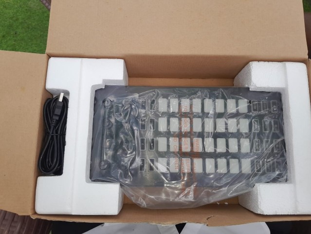 Venda Controladora MIDI Behringer CMD LC-1