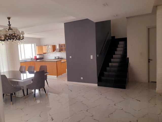 Venda Vivenda T4 para Arrendamento Urbanização Boa Vida, Condomínio 4 (Luanda)