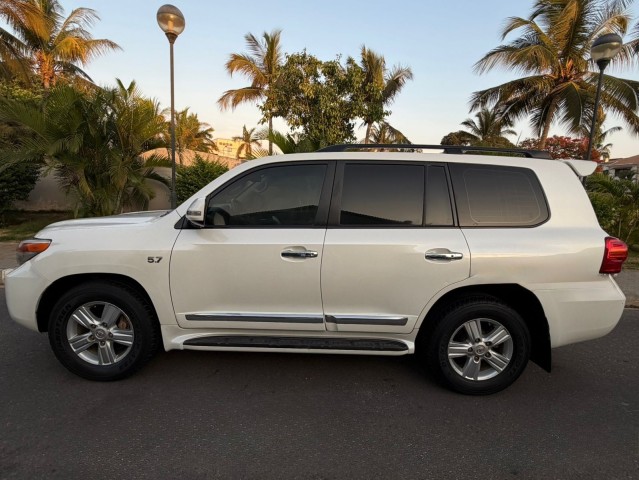 Venda TOYOTA LAND CRUISER VXR -V8-5.7