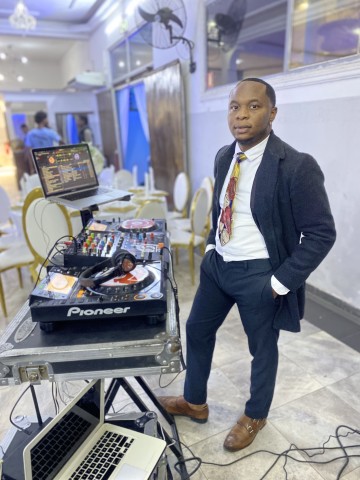 Venda Montagem de som | Luzes | Pista LED DJs | Fotógrafos | Palhaços | Banda ao vivo Golf 1 Kilamba Kiaxi 935 35 90 80