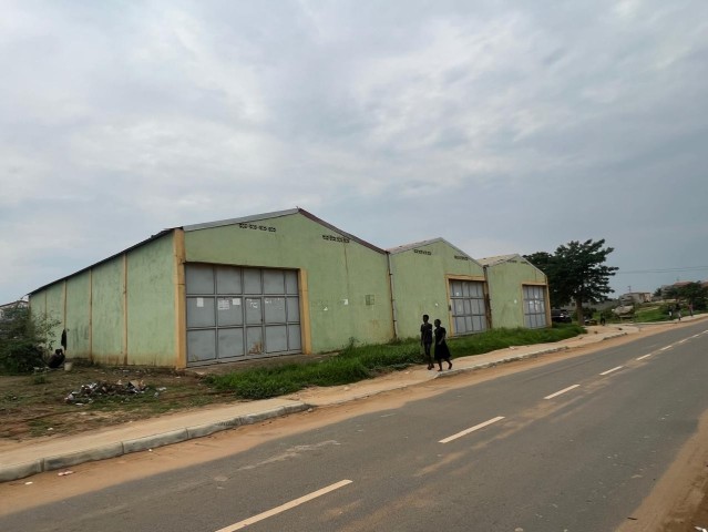 Venda 3 ARMAZÉNS | VIA PRINCIPAL DO AUTÓDROMO