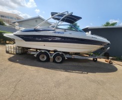 A venda Barco Crownline Elegância, Potência e Conforto sobre a Água