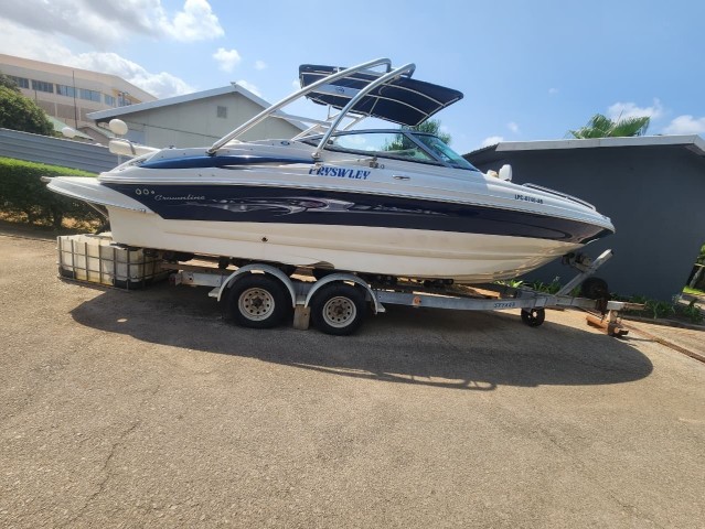 Venda Barco Crownline Elegância, Potência e Conforto sobre a Água