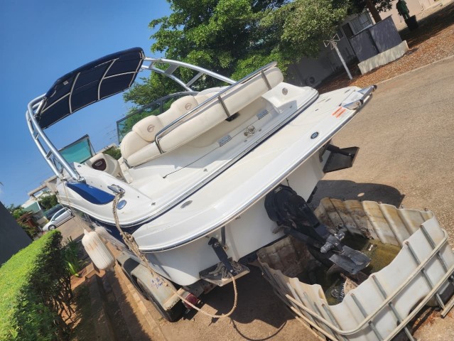 Venda Barco Crownline Elegância, Potência e Conforto sobre a Água