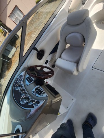 Venda Barco Crownline Elegância, Potência e Conforto sobre a Água