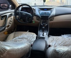 A venda Hyundai Elantra : semi-novo pouquíssimos quilómetros já percorridos