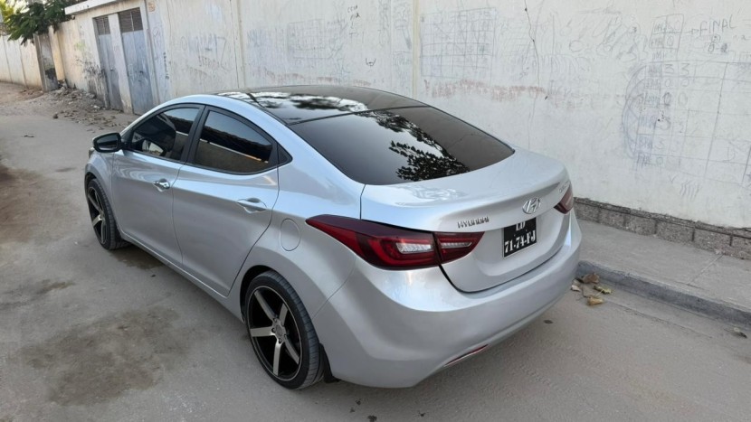 Venda Hyundai Elantra : semi-novo pouquíssimos quilómetros já percorridos