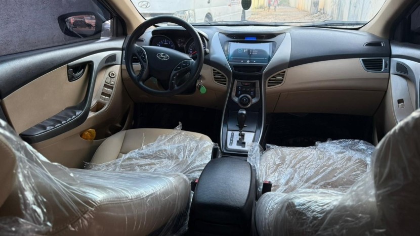 Venda Hyundai Elantra : semi-novo pouquíssimos quilómetros já percorridos