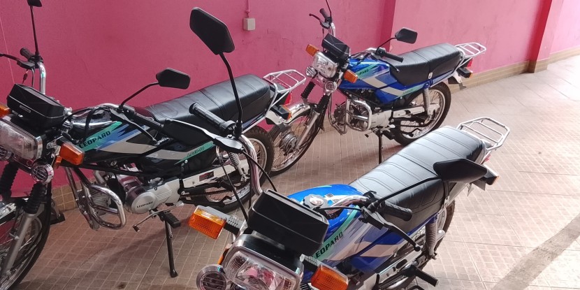 Venda 2* motas leopard semi novas