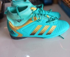 A venda Chuteiras adidas e Nike