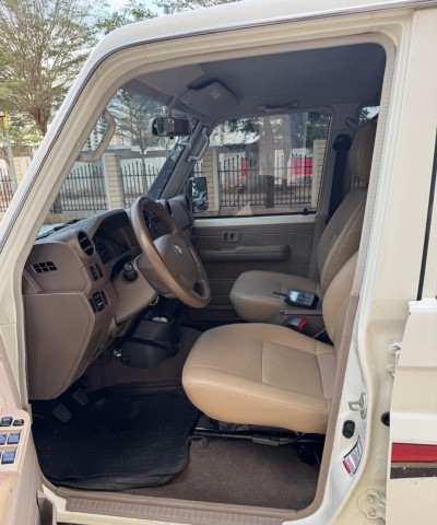 Venda TOYOTA LAND CRUISER LX V8 5 PORTAS