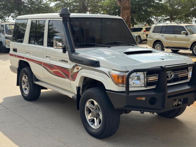 Venda TOYOTA LAND CRUISER LX V8 5 PORTAS