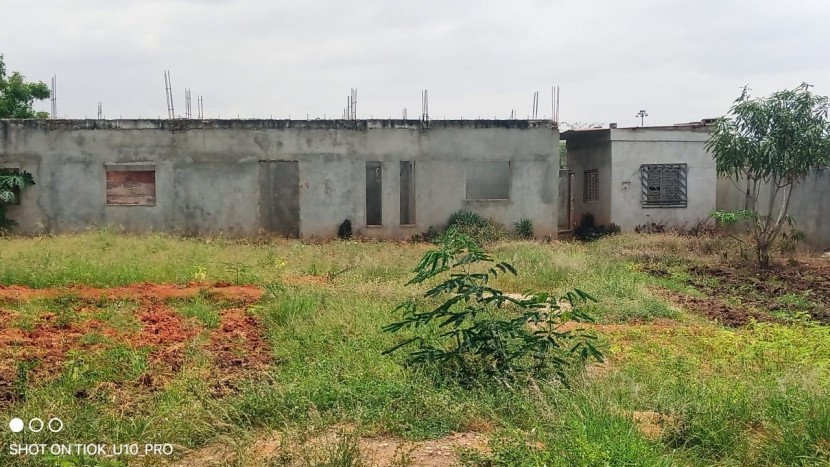 Venda Casa inacabada 50/28