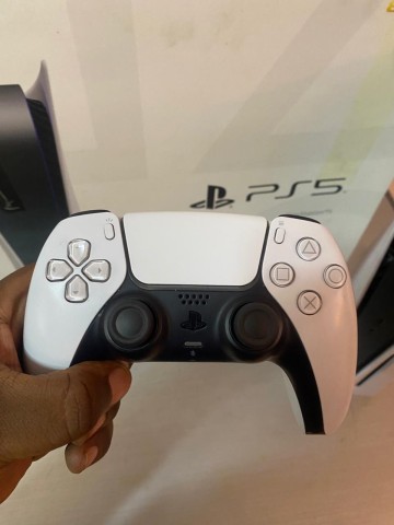 Venda PS5 Semi Novo 3 meses de uso, 7 Jogos incluidos todos acessórios incluindo a caixa.