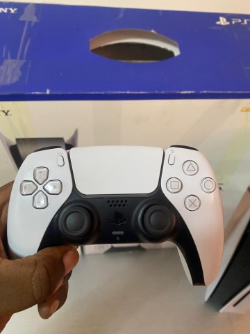 Venda PS5 Semi Novo 3 meses de uso, 7 Jogos incluidos todos acessórios incluindo a caixa.