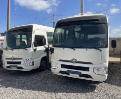 A venda DOIS AUTOCARROS TOYOTA COASTER SEMI NOVOS