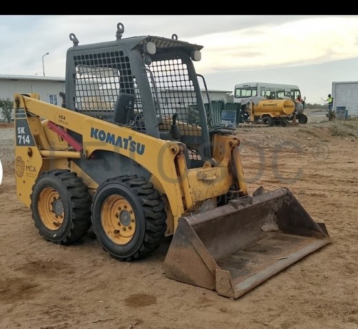 Mini-pá da marca Komatsu 714