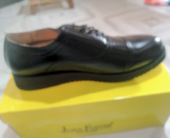 A venda Sapatos John Foster - Estilo e Conforto para Luanda!