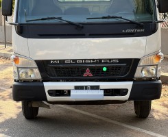 A venda MITSUBISHI CANTER