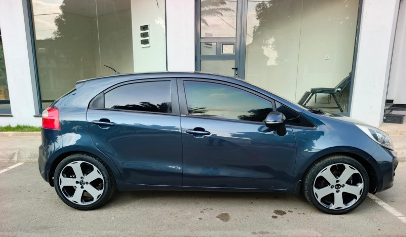 Venda KIA RIO LIMPO MATRÍCULA SÉRIE F