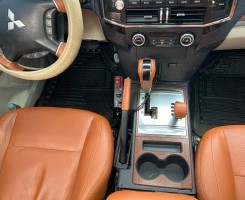 A venda Amarro de Mitsubishi Pajero