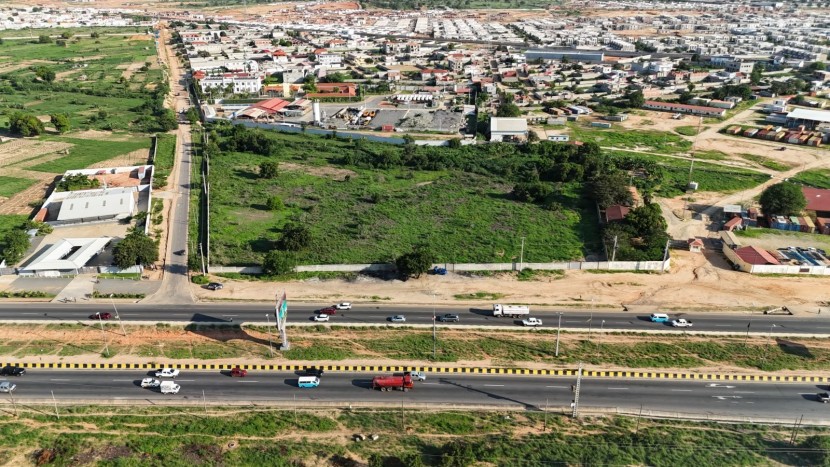 Venda TERRENO COM 33.000m² (3,3 HECTARES), SITUADO BEIRA ESTRADA, PRÓXIMO AO RESTAURANTE DMatias, VIA EXPRESSA.