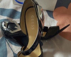 A venda Sandálias novas Guess 37