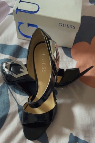 Venda Sandálias novas Guess 37