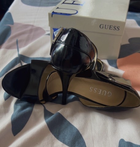 Venda Sandálias novas Guess 37