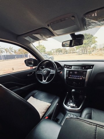 Venda Nissan Navara full diesel semi nova.
