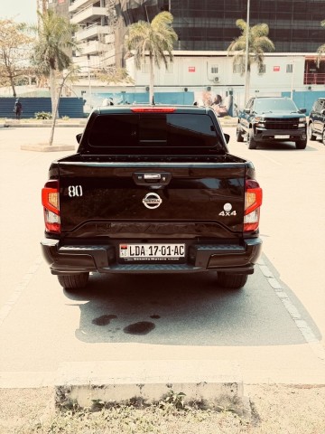 Venda Nissan Navara full diesel semi nova.