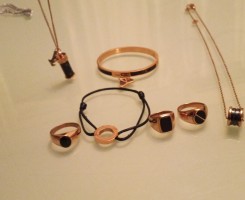 A venda Fios/ Pulseiras/ Mascotes/Anéis e Brincos Inox banhados a ou...