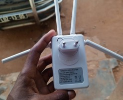 A venda Router/ Repetidor de sinal PIX-LINK 2800