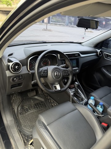MG Zs semi novo