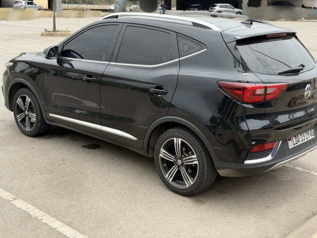 MG Zs semi novo