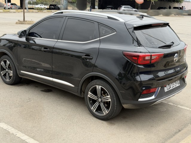 MG Zs semi novo