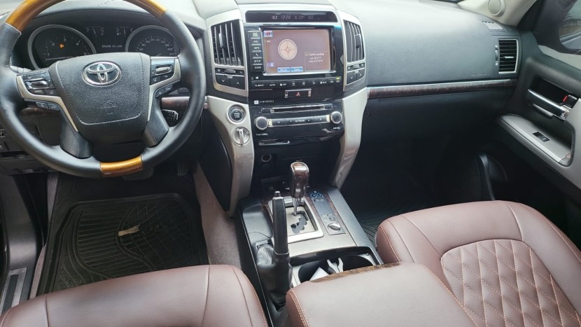 Toyota Land Cruiser VX V8