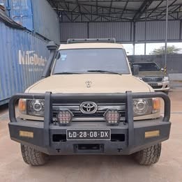 TOYOTA LAND CRUISER SÉRIE 70 (TROOP CARRIER)