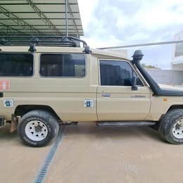 TOYOTA LAND CRUISER SÉRIE 70 (TROOP CARRIER)