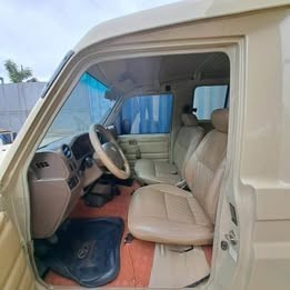 TOYOTA LAND CRUISER SÉRIE 70 (TROOP CARRIER)