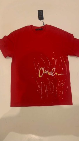 T-shirt Chanel Vermelha com Estampado Colorido Unissexo