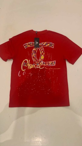 T-shirt Chanel Vermelha com Estampado Colorido Unissexo