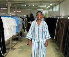 A venda Roupas de Moda Para Mulheres e Homens e Crianças
